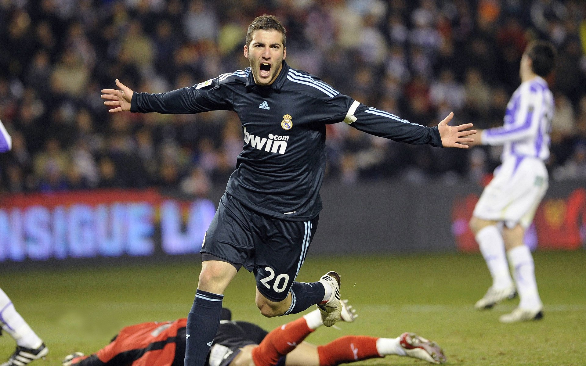 “安赫尔·巴尔博萨的精准配合与战术执行，带领美洲狮队实现全球崛起”